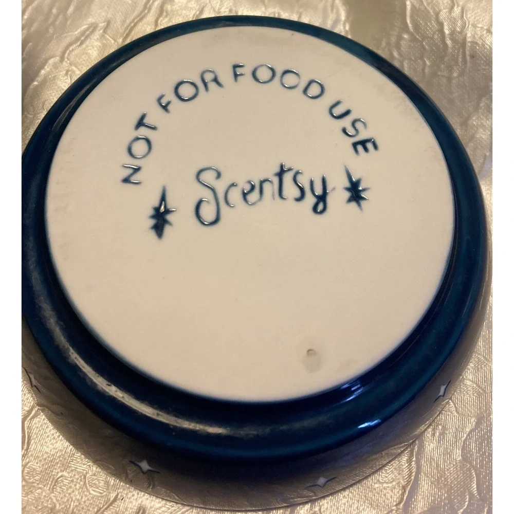 Scentsy SILENT NIGHT Nativity Full Size Wax Scent Warmer Retired Blue Extra Bulb